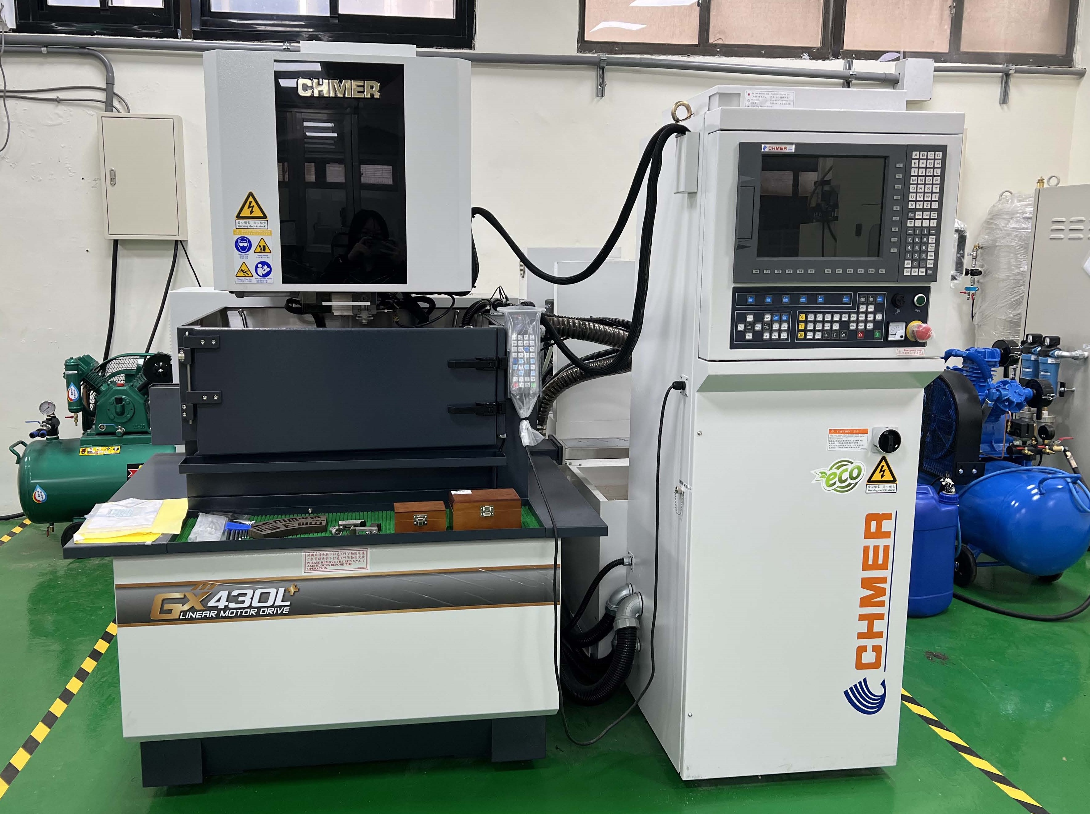 線切割放電加工器